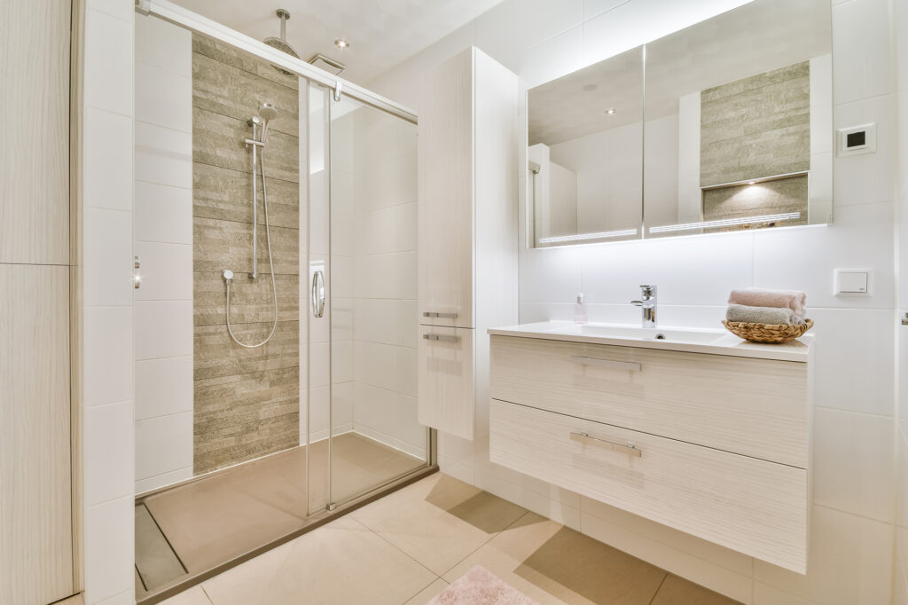 Large shower cubicle with glass railing